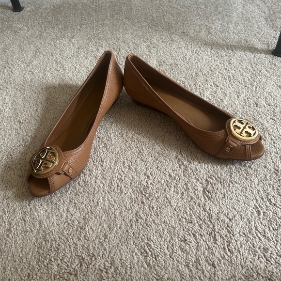 Tory Burch tan leather Amanda peep toe wedge pumps 9 - Picture 9 of 10